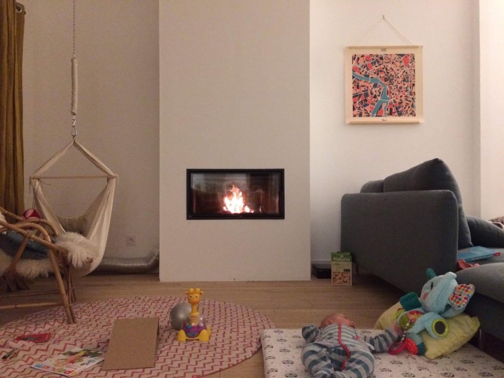 cheminée moderne épurée avec foyer fermé